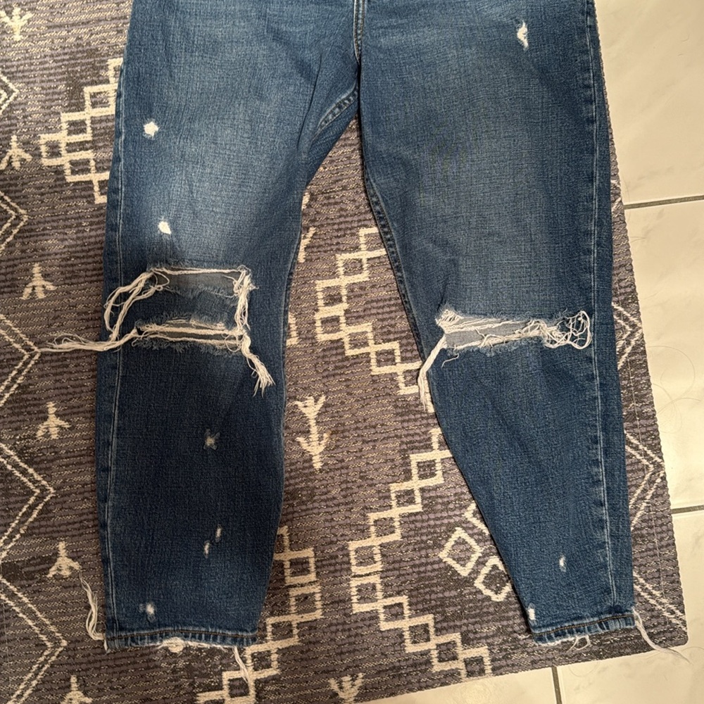 Abercrombie & Fitch The Mom High Rise Jeans Distressed - Picture 5 of 8